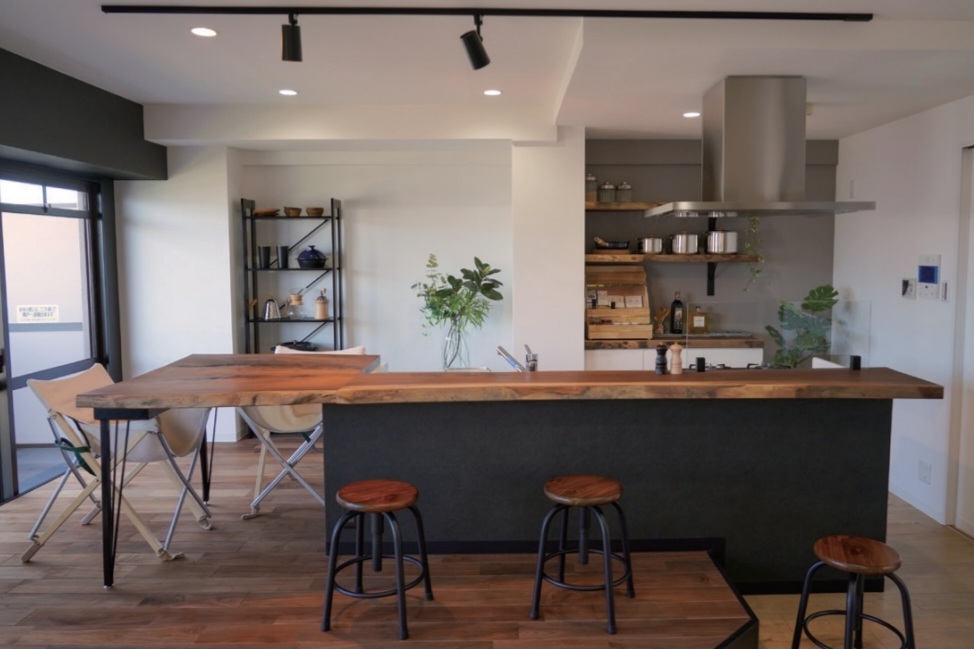 ウォールナットとブラックでスタイリッシュに仕上げたアイランドキッチン