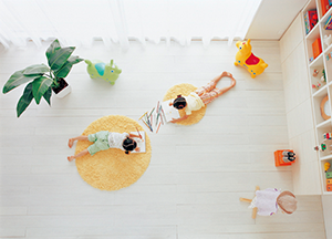 子どもたちがリビングでくつろいでいる様子