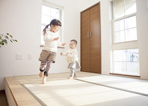 畳スペースで姉妹が楽しそうに走って遊んでいる様子