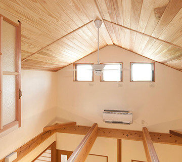 新古今 板張りの壁と天井を持つ吹き抜けリビングの施工例、天井ファン設置