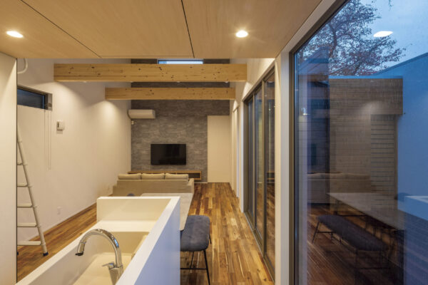 エタージュスタイル A様邸 リビングとウッドデッキ