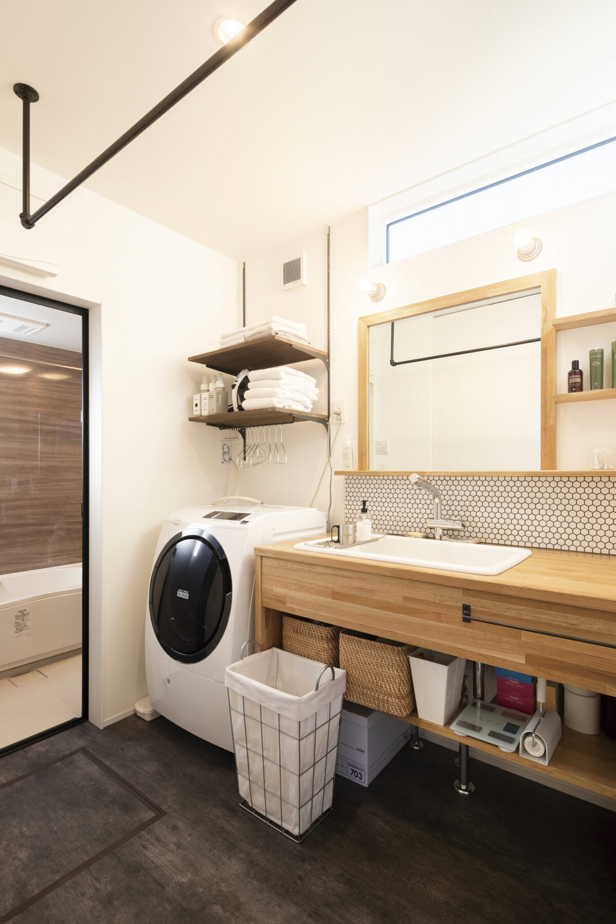 広々としたランドリースペースの施工写真